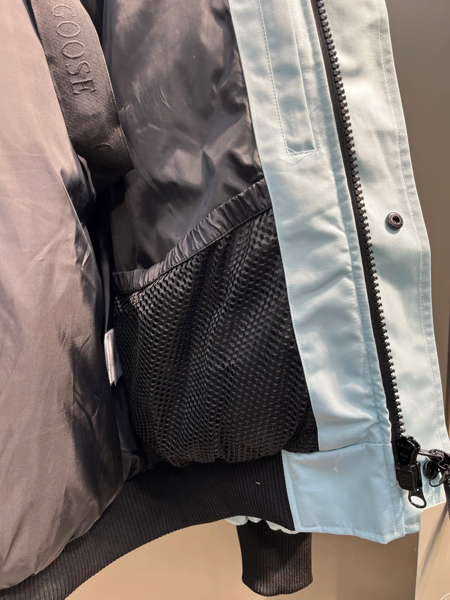 P780 high-end version (new version of Big Goose 01) Canada Goose Canada Goose #Chilliwack 7999M bomber jacket short down jacket/01 model #Men and Women Same Style# ➖ Genuine synchronous anti-counterfeiting chip sensor! ➖ Imported 21S polyester-cotton blended original fabric [last year’s 16S/18S hard fabrics have been completely eliminated, this year all use 21S genuine synchronous fabrics, the soft mid-strap feels delicate and textured], genuine synchronous Feather-Light 10D waterproof coating fabric, made of 84.5 polyester fiber and 15.5 cotton, 100% the best feel in the entire network! ➖ The genuine official website is synchronized with the national standard 80 white duck down, you can check the official website customer service, there will never be a series of misleading claims such as 90 down or goose down! ➖ Using the best nylon lining with double double-layer sealing design, velvet-proof No. 7 needle + grid-filled down ready-made garments, there is 100% no so-called velvet running! ➖ The cuffs are designed with thickened seamless threads, and the collar and pockets are lined with top-quality polar fleece to keep you warm and comfortable! ➖ Yoshida YKK provides original custom-made electroplated sliders. YKK two-way lockable zippers are tight and smooth and will not peel off paint! ➖ 3M composite guarantees that the Velcro is the same as the original, durable, and all accessories and hardware are custom-made! ➖ Imported BEHRINGER embroidery machine to customize the 10,000-needle embroidery logo, 98% of which can be reproduced to restore the original logo. You can check and compare on the official website! ➖ The fur collars are all made of large pieces of Western Canadian blue wolf hide, ensuring that each fur collar is 13-15cm wide!   Size:XS-XXL